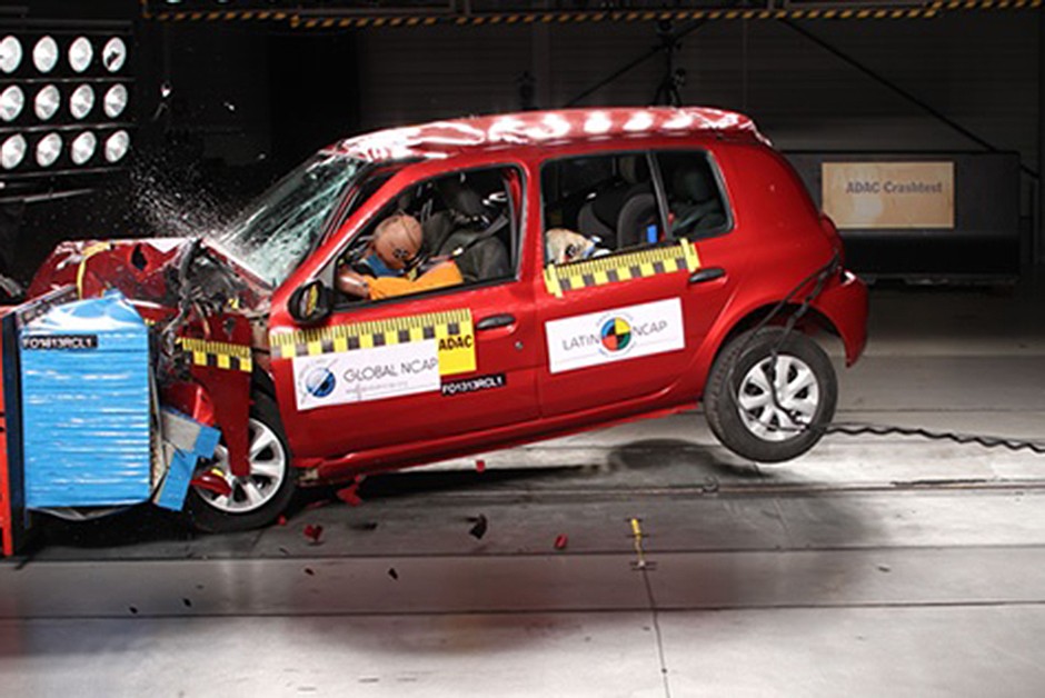 Renault Clio Mio sem airbag: 0 estrela para passageiro adulto (nota 0,00/17,00) e 1 estrela para passageiro infantil (nota 9,00/49,00)