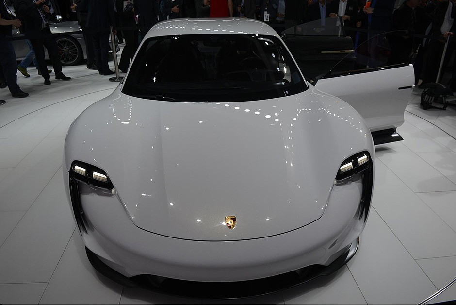 Conceito Porsche Mission E no Salão de Frankfurt 2015