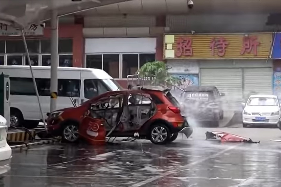 Carro ficou destruído após explodir enquanto carregava (Foto: Reprodução/Youtube) — Foto: Auto Esporte