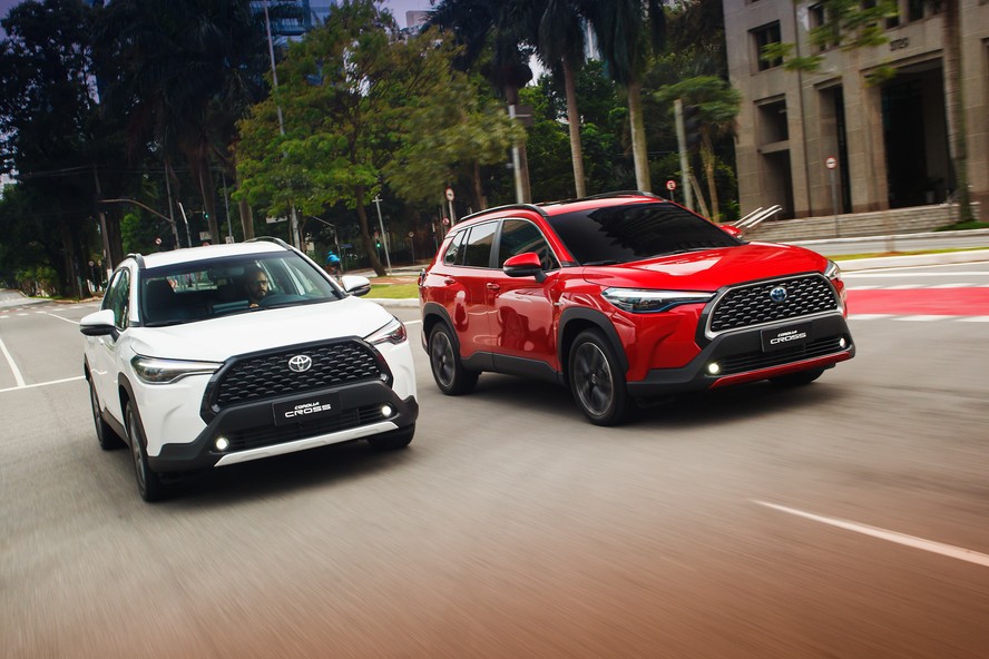 Toyota Corolla Cross 2.0 (branco) e Hybrid (vermelho)
