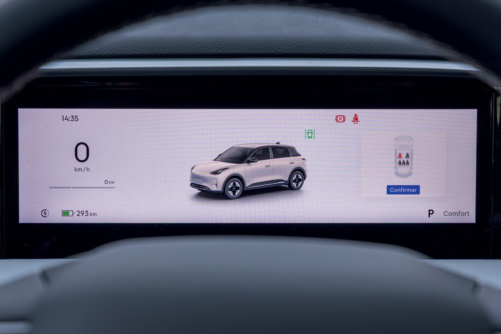 Quadro de instrumentos do Geely EX2 Max 2026 é digital, mas não é configurável — Foto: Renato Durães/Auto News Brasil