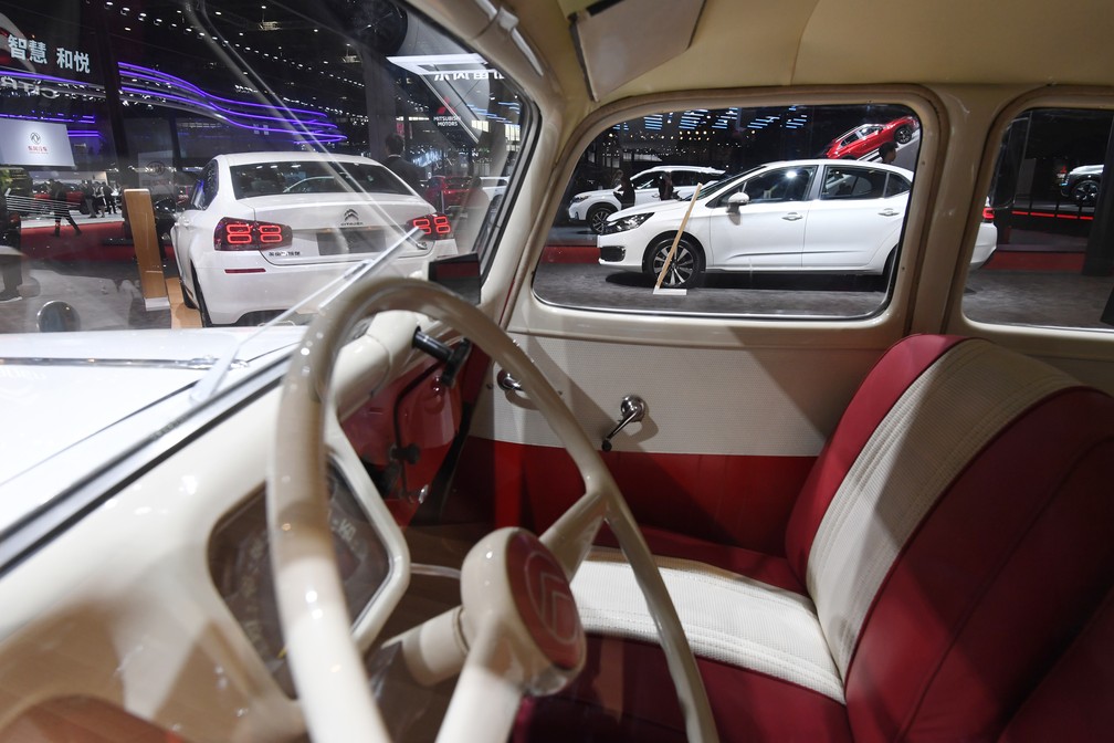Os modelos C5 e C4, da Citröen, no Salão de Xangai. O interior em destaque é do Citröen Traction Avant, de 1952. — Foto: Greg Baker/AFP