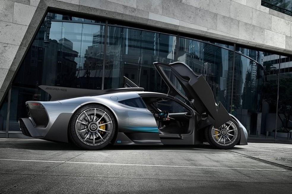 As portas de abertura vertical e a larga soleira da porta são toques de supercarro (Foto: Divulgação) — Foto: Auto Esporte