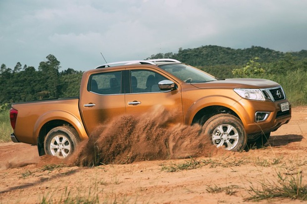 A Frontier tem tração 4X4 que pode ser engatada a até 100 km/h (Foto: Fabio Aro/Auto News Brasil) — Foto: Auto Esporte