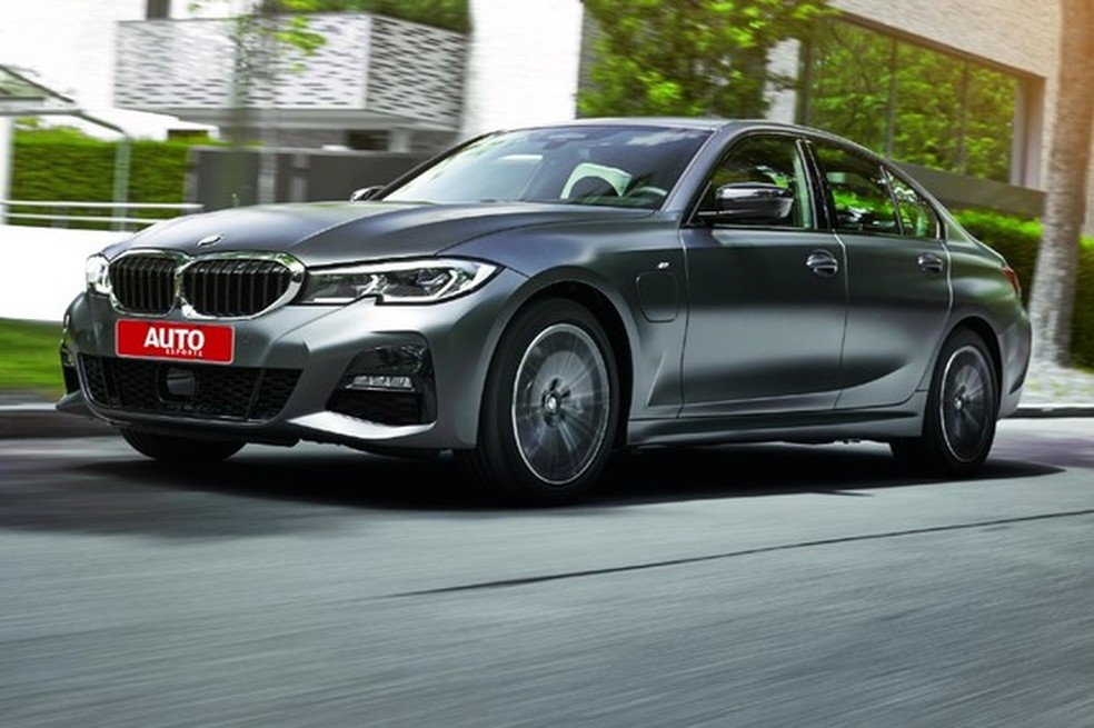Tirando o bocal de recarga elétrica, o BMW 330e é um Série 3 normal, só que capaz de rodar quase 26 km/l de gasolina na estrada (Foto: Divulgação) — Foto: Auto Esporte