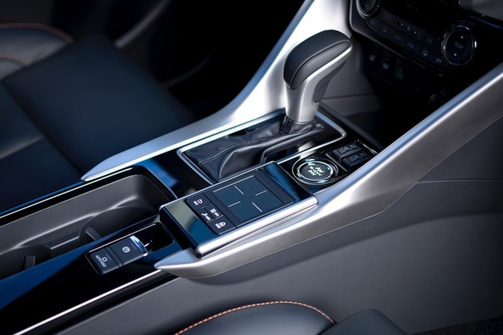Multimídia é operada por este touchpad no console (Foto: Divulgação) — Foto: Auto Esporte
