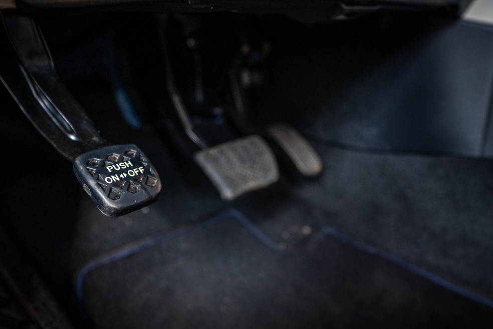 O freio não é de mão: o acionamento é por pedal e lembra carros das antigas — Foto: Renan Sesick/Auto News Brasil