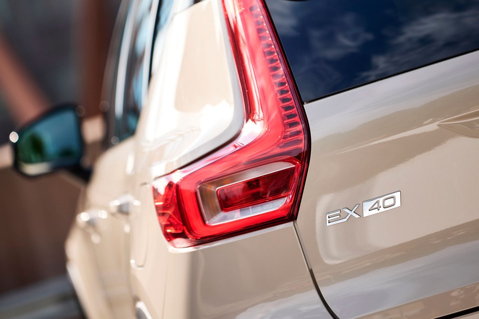 Novo emblema com o nome do Volvo EX40 é a novidade visual, além da cor — Foto: Divulgação