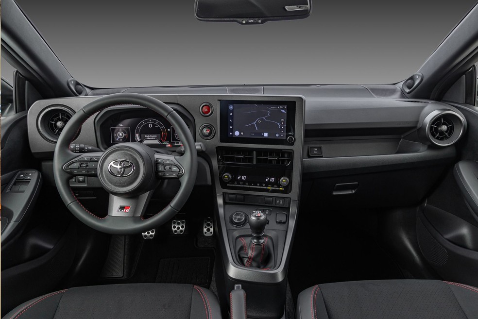 Toyota GR Yaris tem ar-condicionado digital de duas zonas e acabamento simples demais — Foto: Divulgação