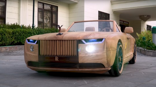 Youtuber constrói réplica de madeira do carro mais caro do mundo e leva o filho para passear