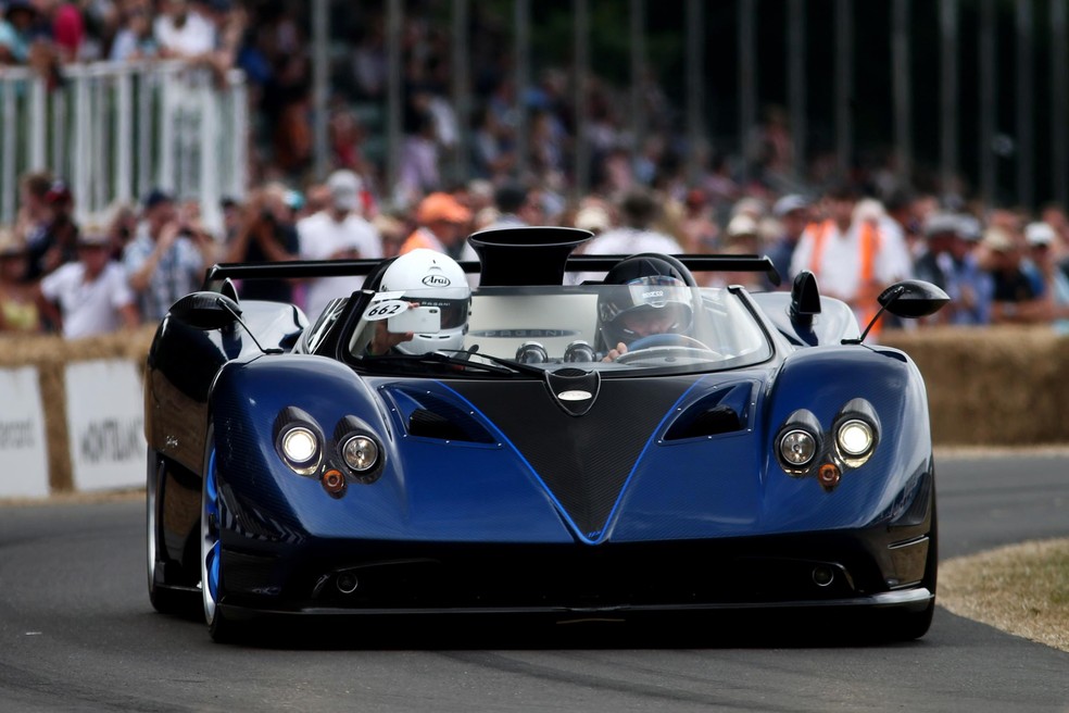 Horacio Pagani dirige o Zonda HP Barchetta em Goodwood — Foto: Divulgação/Newspress