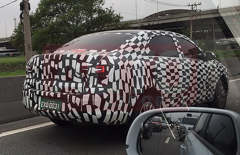 Novo Chevrolet Cobalt flagrado em testes (Foto: Bufalos) — Foto: Auto Esporte