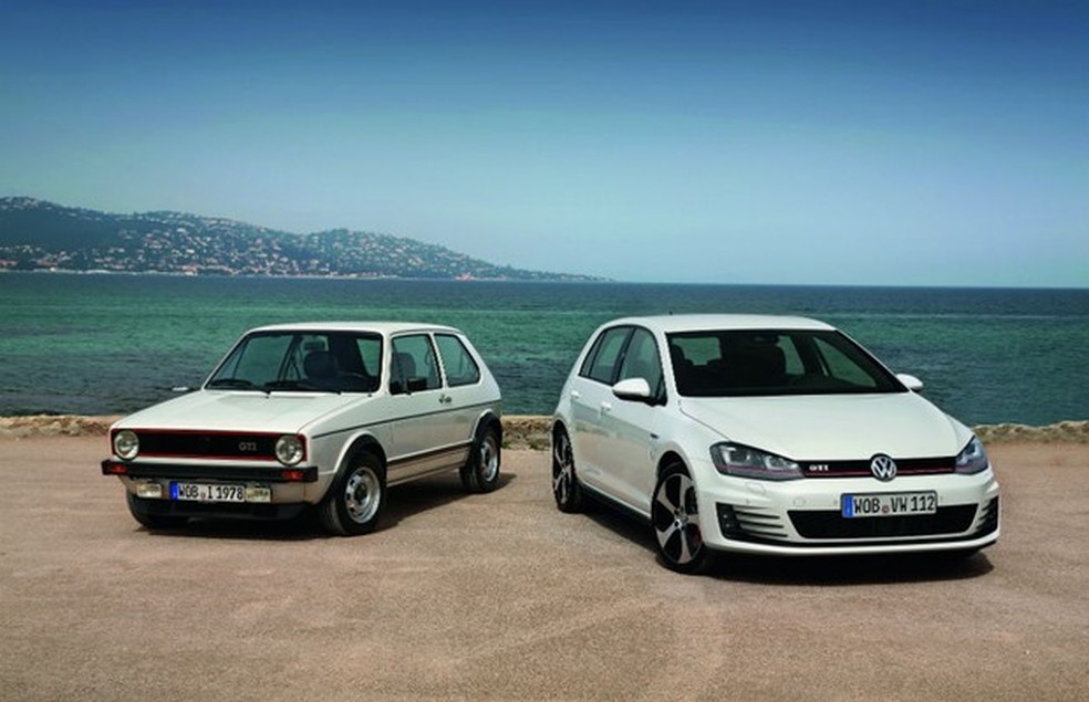 Primeira e última gerações do Volkswagen Golf GTI (Foto: Divulgação) — Foto: Auto Esporte