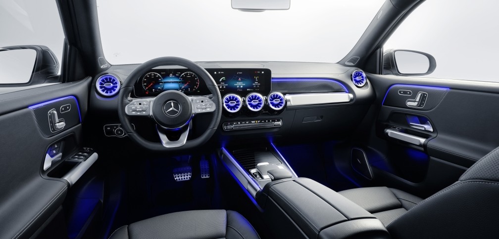 Interior do GLB tem aspecto futurista, com grande profusão de iluminação e duas telas no topo do painel — Foto: Divulgação/Mercedes-Benz