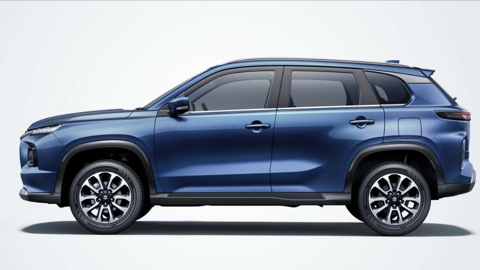 Perfil é idêntico ao do Toyota Urban Cruiser Hyryder, exceto pelo desenho das rodas — Foto: Divulgação