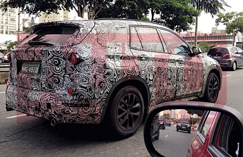 BMW X1 camuflado (Foto: Álvaro Matos/Auto News Brasil) — Foto: Auto Esporte