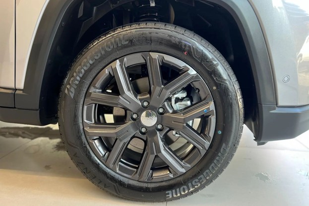 Jeep Commander Longitude 2026 prata - roda