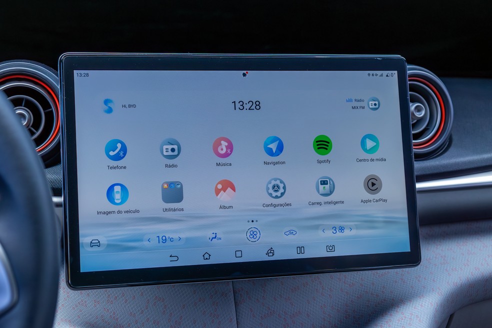 Garantia da central multimídia do BYD Dolphin é diferente de outros componentes — Foto: Divulgação