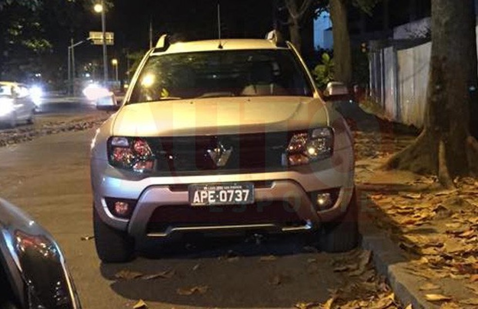 Renault Duster Oroch flagrada no RJ (Foto: Eric Valentino Rocha) — Foto: Auto Esporte
