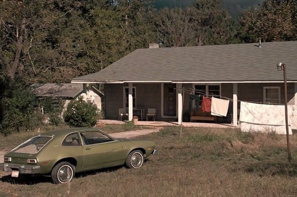 O Ford Pinto de 1976 aparece na série na cor verde (Foto: IMCDB/Stranger Things) — Foto: Auto Esporte