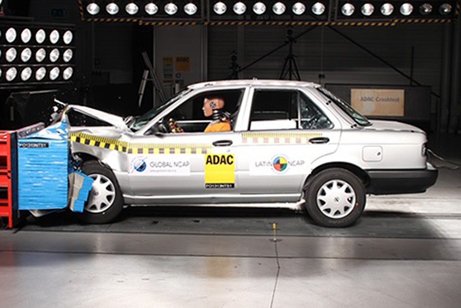 Nissan Tsuru/Sentra B13 sem airbag: 0 estrela para passageiro adulto (nota 1,00/17,00) e também para passageiro infantil (0,00/49,00)