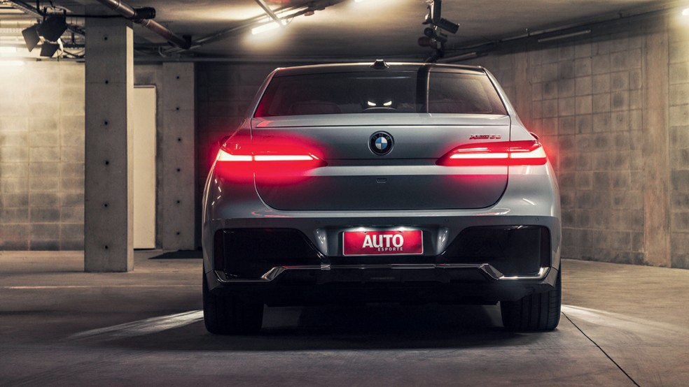 BMW i7 tem estilo clássico — Foto: Fabio Aro/Auto News Brasil