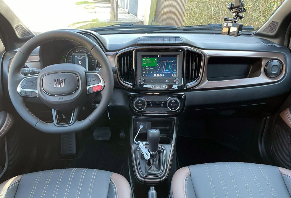 Interior da Fiat Strada Turbo 2024 tem central multimídia, ar-condicionado digital e bancos de couro — Foto: Cauê Lira/Autoesporte