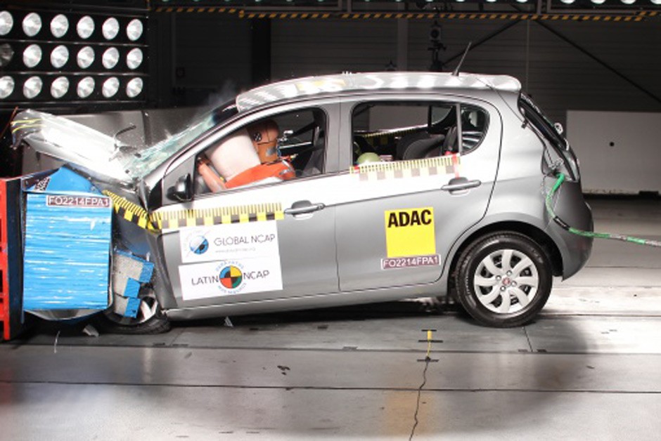 Novo Fiat Palio com airbag duplo leva 4 estrelas em segurança para adultos e 3 estrelas no quesito segurança para crianças