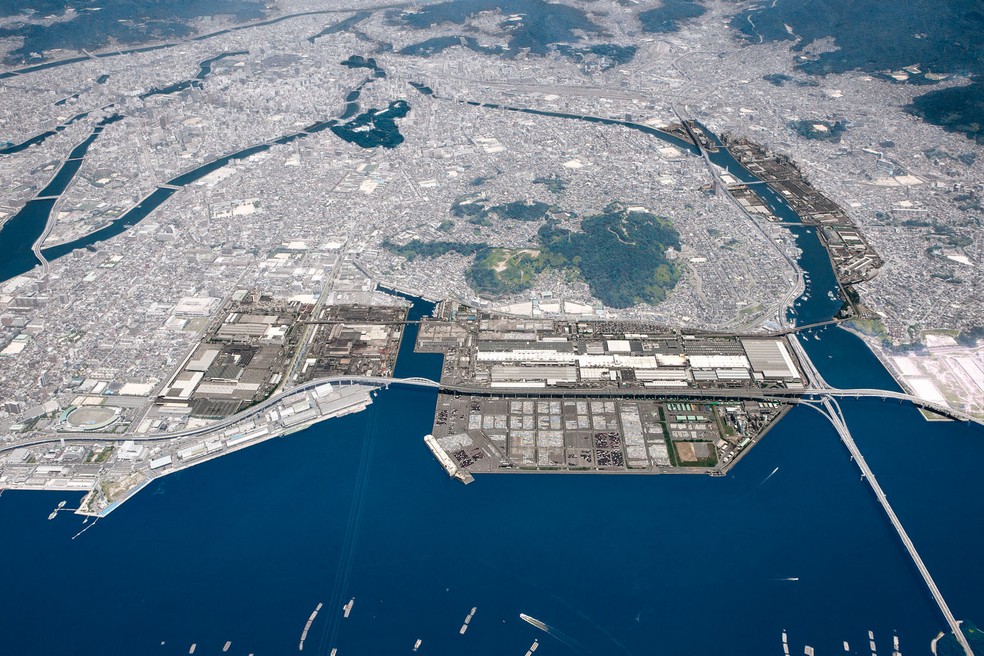 Vista aérea atual das fábricas da Mazda em Hiroshima (em destaque); em verde o morro que ajudou a salvar a empresa da bomba atômica  — Foto: Foto: Divulgação/Mazda/Acervo MIAU