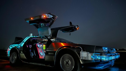 'De Volta Para o Futuro': brasileiro tem DeLorean assinado por todo elenco