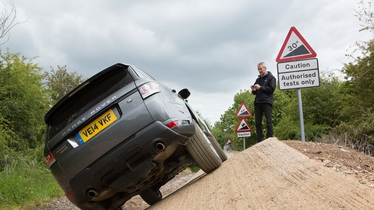 Jaguar Land Rover cria SUV para dirigir com celular e quer ler mente do motorista