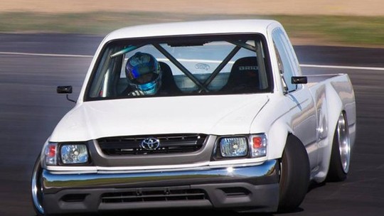 Essa Toyota Hilux para drifts não tem medo de tombar