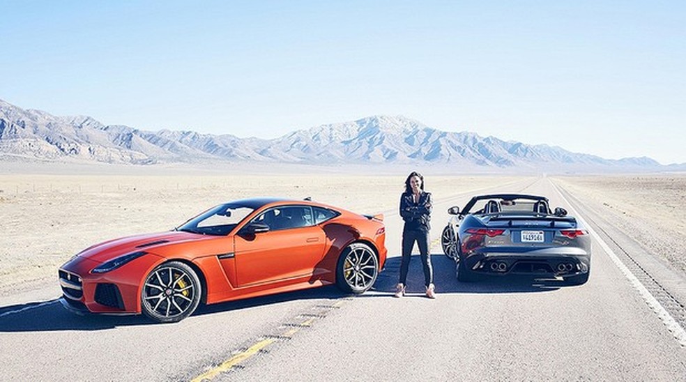 Michelle Rodriguez chega a 320 km/h em um Jaguar F-Type SVR (Foto: Jaguar) — Foto: Auto Esporte