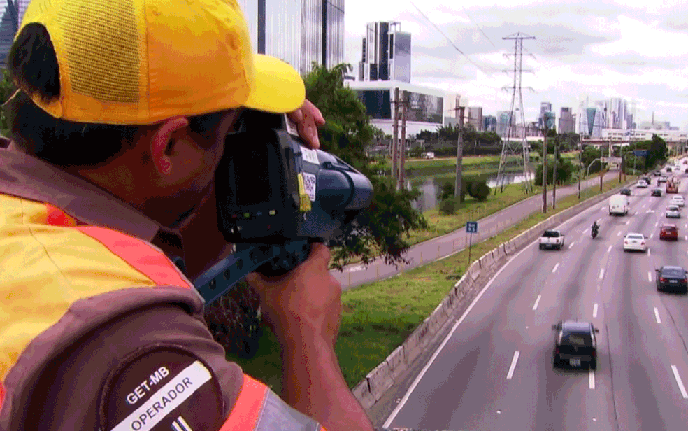 Agente de trânsito com radar pistola multa veículos em alta velocidade na Marginal Pinheiros — Foto: TV 3PWEB/Reprodução