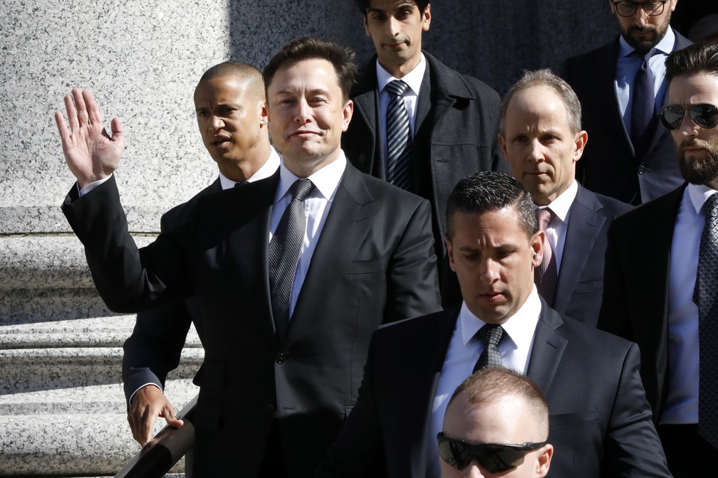 Elon Musk acena ao deixar a Corte Federal de Manhattan na quarta-feira (4) — Foto: Richard Drew/AP