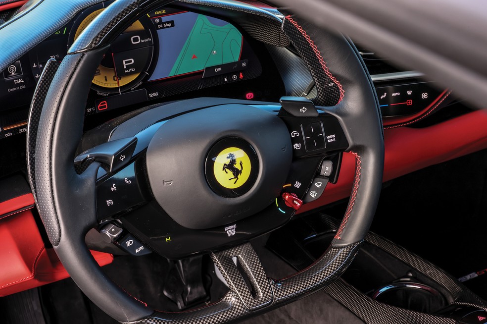 O interior é bem minimalista e quase todos os controles ficam  no volante  (até as setas) — Foto: Divulgação/Ferrari North America