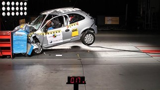 Chevrolet Celta sem airbag: 1 estrela para passageiro adulto (nota 3,82/16,00) e 2 estrelas para passageiro infantil (nota 22,68/49,00)