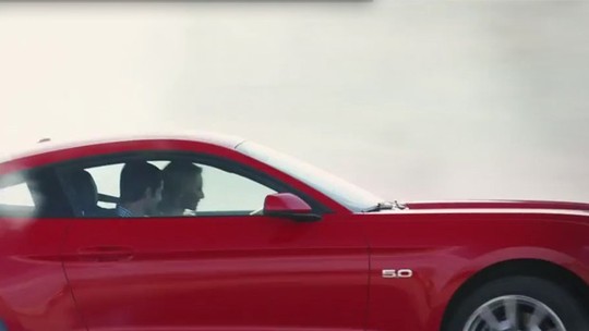 Deu match! Loira mostra como dirigir um Mustang no primeiro encontro