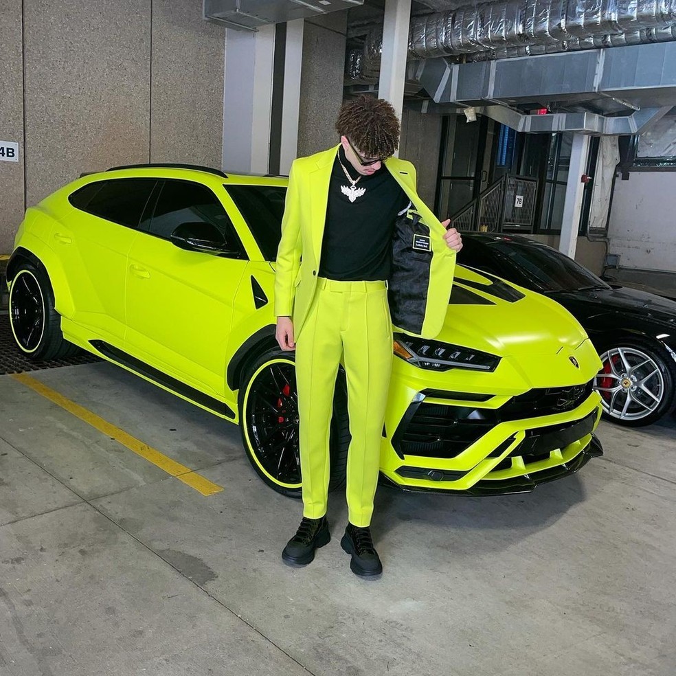 LaMelo Ball, jogador do Charlotte Hornets, tem um Lamborghini Urus "neon" — Foto: Reprodução/Instagram