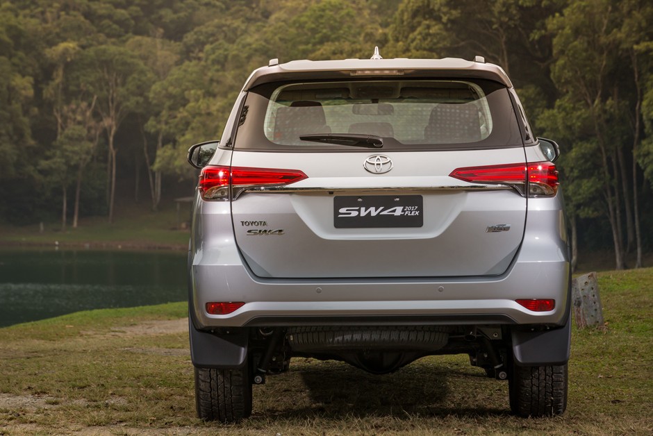 Toyota Hilux e SW4 ganham motor flex no Brasil