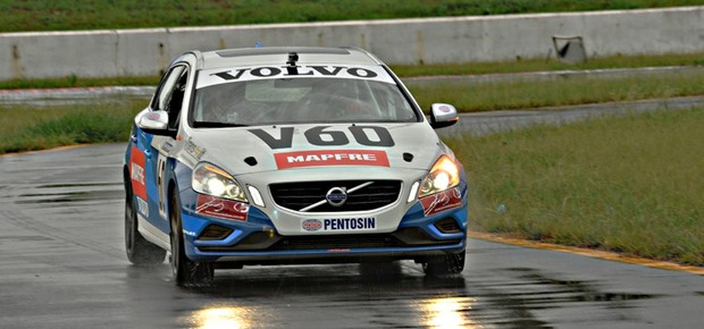Aceleramos o Volvo V60 Racing no Autódromo Velopark