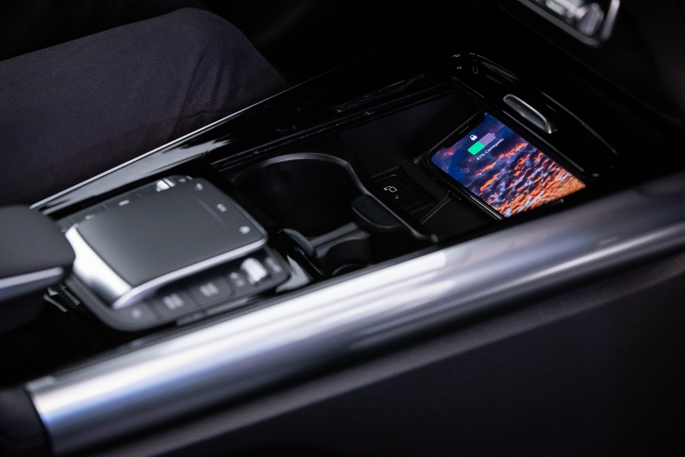O GLA 200 traz carregamento de smartphones por indução no console central — Foto: Divulgação