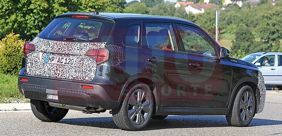 Suzuki Vitara flagrado em teste com leve facelift na Europa (Foto: Automedia) — Foto: Auto Esporte