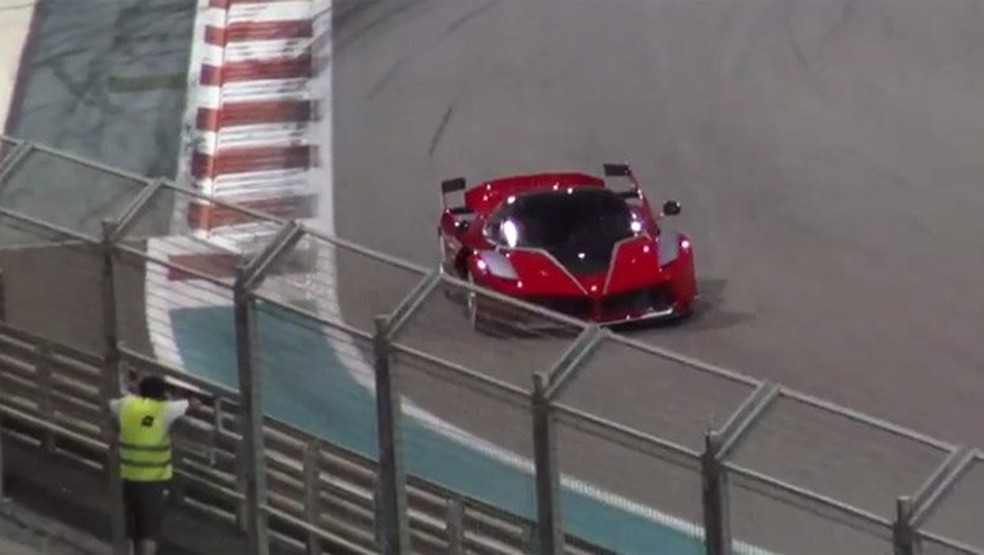 Ferrari FXX K em Abu Dhabi (Foto: Reprodução) — Foto: Auto Esporte