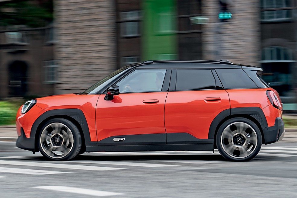 Aceman é mais altinho e bojudo do que o novo Mini Cooper — Foto: Divulgação