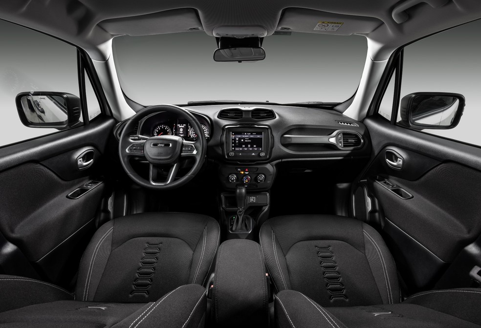 Jeep Renegade 1.3 turbo e Sport têm interior semelhante — Foto: Divulgação