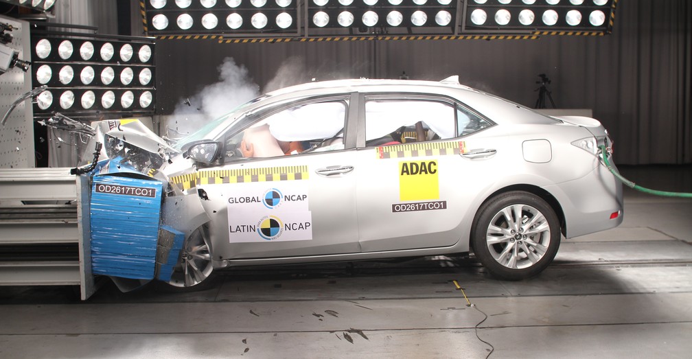 Toyota Corolla passa por teste de colisão — Foto: Divulgação