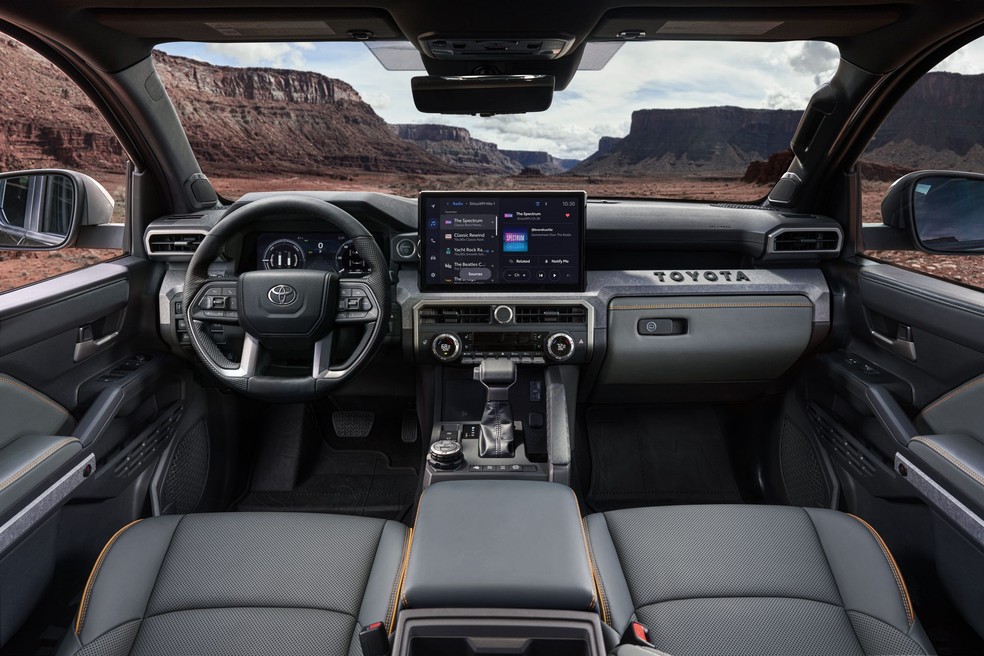 Cabine da Toyota Tacoma tem central multimídia de até 14 polegadas — Foto: Divulgação
