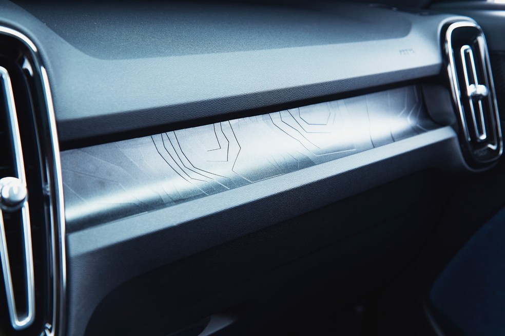Parte do painel do Volvo C40 tem peça que remete a parque na Suécia — Foto: Divulgação