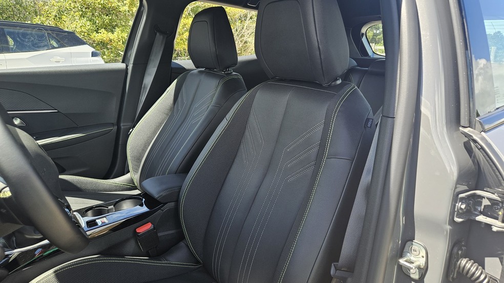 Peugeot 2008 GT traz bancos com costuras brancas e verdes — Foto: Jady Peroni/Auto News Brasil